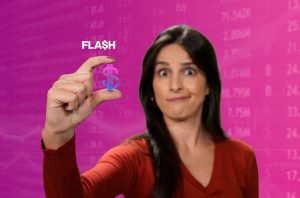 Mulher com expressão confusa segura um cifrão minúsculo. Fundo com dados financeiros e texto FLASH.
