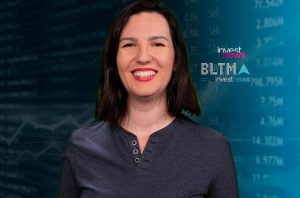 Mulher sorrindo em frente a painel com dados financeiros e logo Investnews.