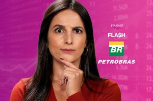 Mulher surpresa com mão no queixo. Fundo de notícias financeiras com logos Invest News, Flash e Petrobras.