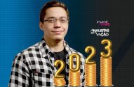 Homem sorridente com óculos e camisa xadrez. À direita, logos InvestNews, Analistas em Ação e '2023' sobre moedas de ouro.