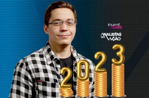 Homem sorridente com óculos e camisa xadrez. À direita, logos InvestNews, Analistas em Ação e '2023' sobre moedas de ouro.