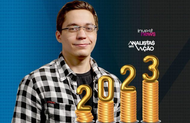 Homem sorridente com óculos e camisa xadrez. À direita, logos InvestNews, Analistas em Ação e '2023' sobre moedas de ouro.