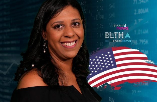 Mulher sorrindo à frente de gráficos financeiros e bandeira dos EUA, com logo "investnews".