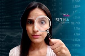 Mulher com lupa e olho ampliado, observando dados e gráficos financeiros.