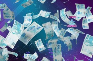 Cédulas de 100 reais brasileiras chovem em um cenário digital abstrato azul e roxo.