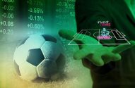 Mão projeta campo virtual de futebol com logo 'CAFEINA' sobre números financeiros e bola. Tema: esporte e investimento.