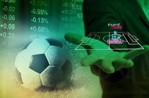 Mão projeta campo virtual de futebol com logo 'CAFEINA' sobre números financeiros e bola. Tema: esporte e investimento.