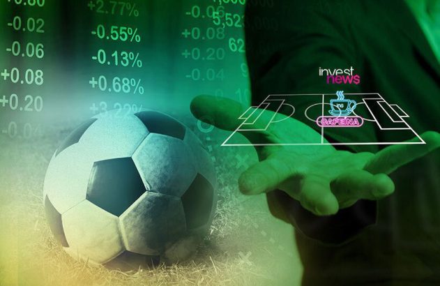 Mão projeta campo virtual de futebol com logo 'CAFEINA' sobre números financeiros e bola. Tema: esporte e investimento.