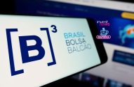 Tela de smartphone exibe logo B3 e "Brasil Bolsa Balcão". No fundo, logos "invest news" e "cafeína".
