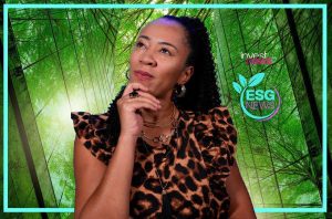 Mulher em top de oncinha, pensativa, com fundo de floresta verde e logos 'invest news' e 'ESG NEWS'.