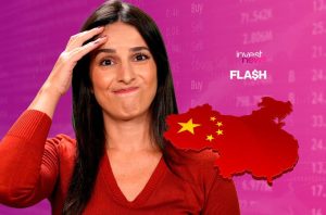 Mulher com expressão de dúvida e mão na testa. Mapa da China e fundo com dados financeiros e logo Invest News Flash.