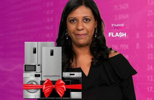 Mulher sorrindo em fundo financeiro rosa. À esquerda, eletrodomésticos (geladeira, fogão) com laço vermelho de presente.