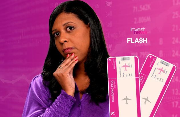 Mulher pensativa, com dados financeiros Invest News ao fundo e duas passagens aéreas rosa.
