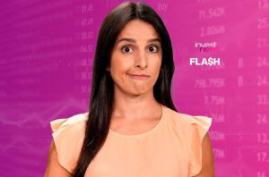 Apresentadora com expressão intrigada, diante de um painel financeiro rosa. Inclui o logo Invest News Flash.
