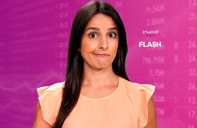 Apresentadora com expressão intrigada, diante de um painel financeiro rosa. Inclui o logo Invest News Flash.