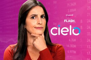 fabiana ortega, apresentadora do investnews, com blusa vermelha e dedo no queixo em sinal de dúvida, e ao fundo, logo da cielo