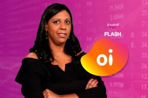 tatiana santiago, apresentadora do InvestNews, de braços cruzados e à sua frente logo da Oi