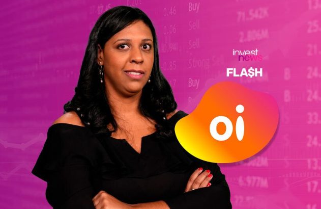 tatiana santiago, apresentadora do InvestNews, de braços cruzados e à sua frente logo da Oi