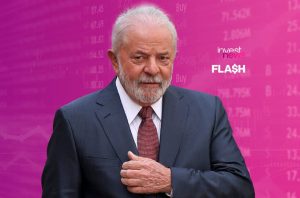 Lula, de terno e barba, olhando à frente, em um fundo com dados financeiros e o logo 'invest news FLASH'.