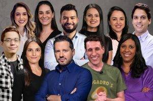 Onze pessoas sorrindo para a câmera.