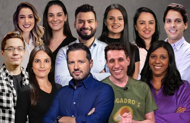 Onze pessoas sorrindo para a câmera.