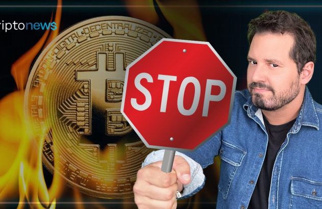 Homem segura placa STOP à frente de Bitcoin em chamas. Logo Criptonews.