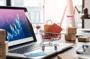 E-commerce: laptop com gráfico de vendas, mini carrinho de compras, cartão de crédito e caixas de envio.