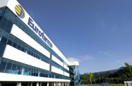 Edifício moderno da Eurofarma com logo azul e janelas de vidro sob céu claro.