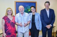 O presidente eleito Luiz Inácio Lula da Silva, junto do futuro ministro da Fazenda, Fernando Haddad, acompanhados de Rita Serrano (e) e Tarciana Medeiros.