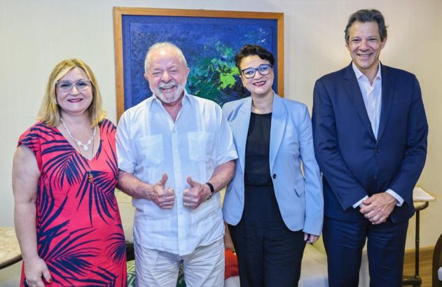 O presidente eleito Luiz Inácio Lula da Silva, junto do futuro ministro da Fazenda, Fernando Haddad, acompanhados de Rita Serrano (e) e Tarciana Medeiros.