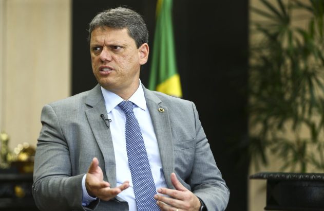 O ministro da Infraestrutura, Tarcísio Gomes de Freitas, durante entrevista.