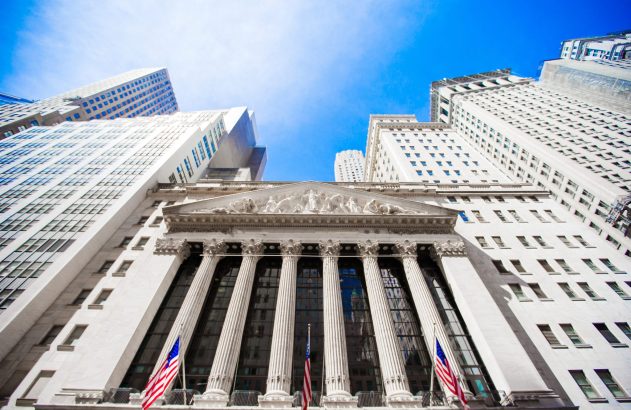 Bolsa de Valores de Nova York no distrito de Manhattan Finance. Vista do edifício no céu