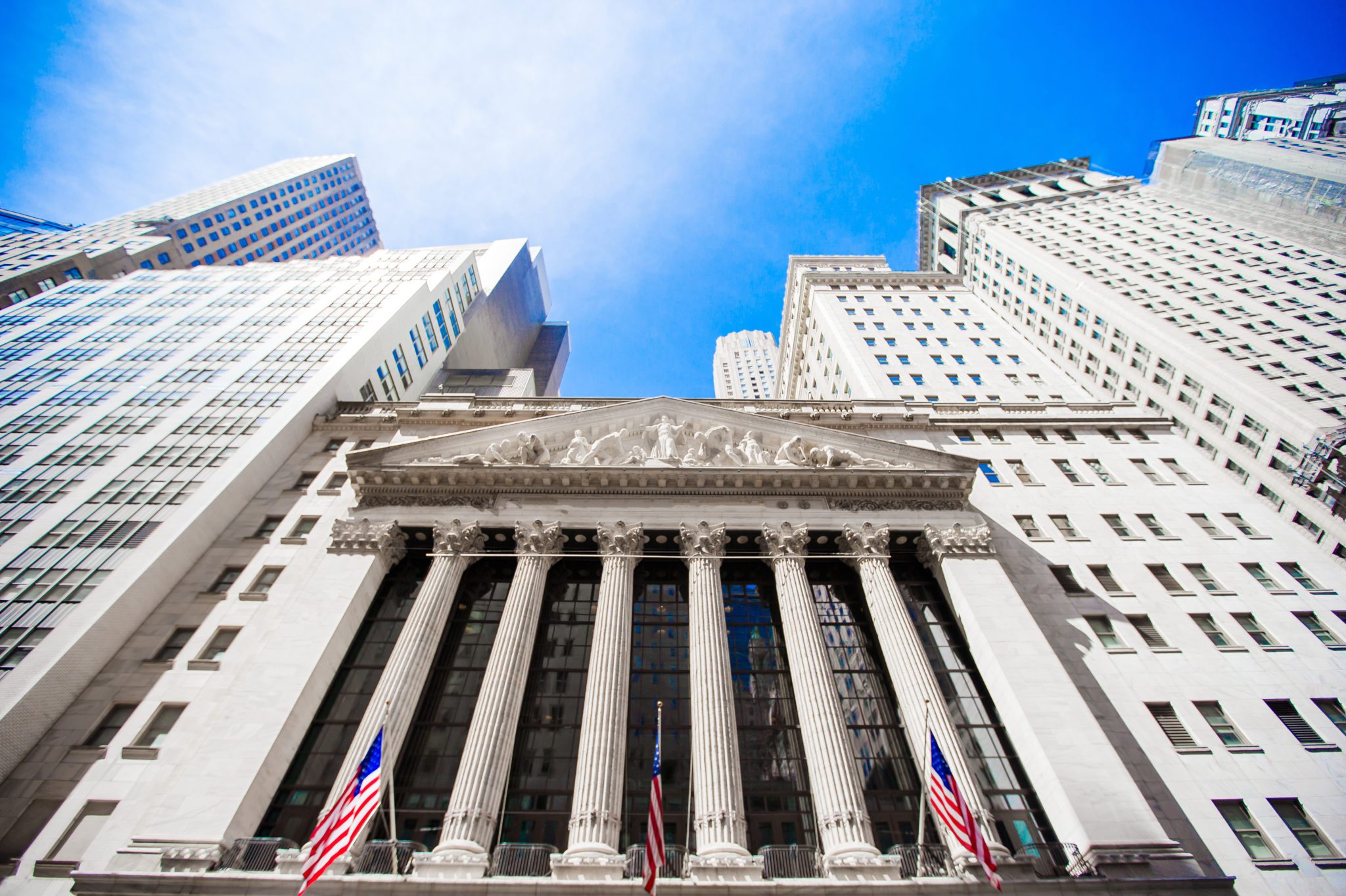 Bolsa de Valores de Nova York no distrito de Manhattan Finance. Vista do edifício no céu