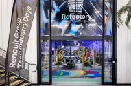 Banner Renault Group Tech Industry Days. Portas de vidro abrem para Refactory Industry Innovation Center com robôs e chassi de carro.