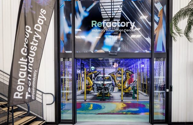 Banner Renault Group Tech Industry Days. Portas de vidro abrem para Refactory Industry Innovation Center com robôs e chassi de carro.