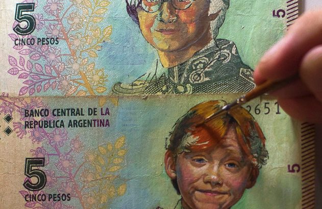 Notas de 5 pesos argentinas pintadas com Harry Potter e Ron Weasley. Uma mão pincela o cabelo.