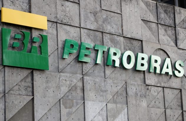 Logotipo BR e nome PETROBRAS em letras verdes na fachada de concreto texturizado de um edifício.