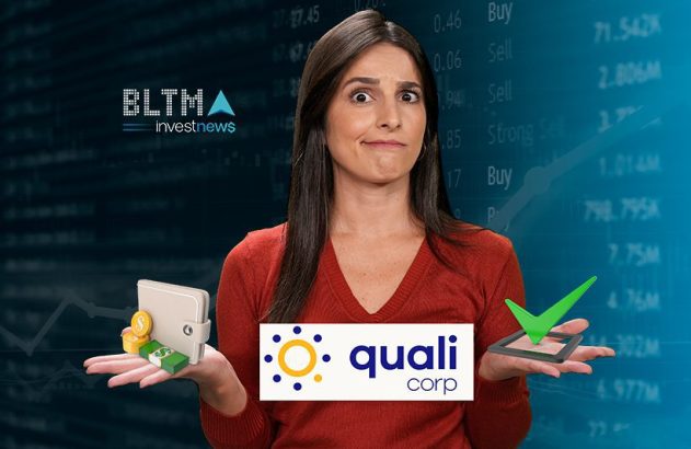 Mulher incerta segura carteira com dinheiro e marca de seleção, sobre logo Qualicorp e fundo de mercado.