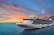 Navio de cruzeiro branco em águas azuis ao pôr do sol, com letreiro neon "ins CAFÉINA" no céu.