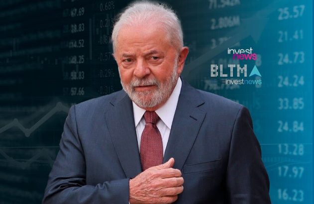 Lula, de terno e gravata, com a mão no peito. Fundo com dados financeiros e logos Investnews/BLTMA.