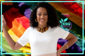 Mulher negra sorrindo, com colar, em fundo de bandeira arco-íris. Logos Invest News e ESG News visíveis.