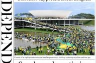 Multidão de apoiadores de Bolsonaro, em verde e amarelo, invadindo o congresso no Brasil.