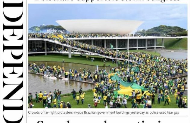 Multidão de apoiadores de Bolsonaro, em verde e amarelo, invadindo o congresso no Brasil.