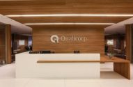 Qualicorp logo no escritório