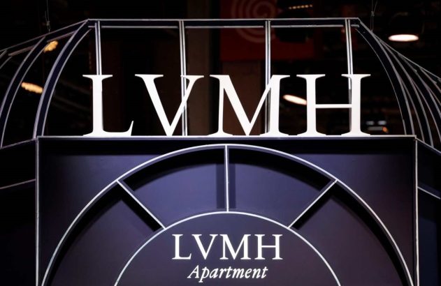 Letreiro branco LVMH em estrutura escura, com 'LVMH Apartment' na base.