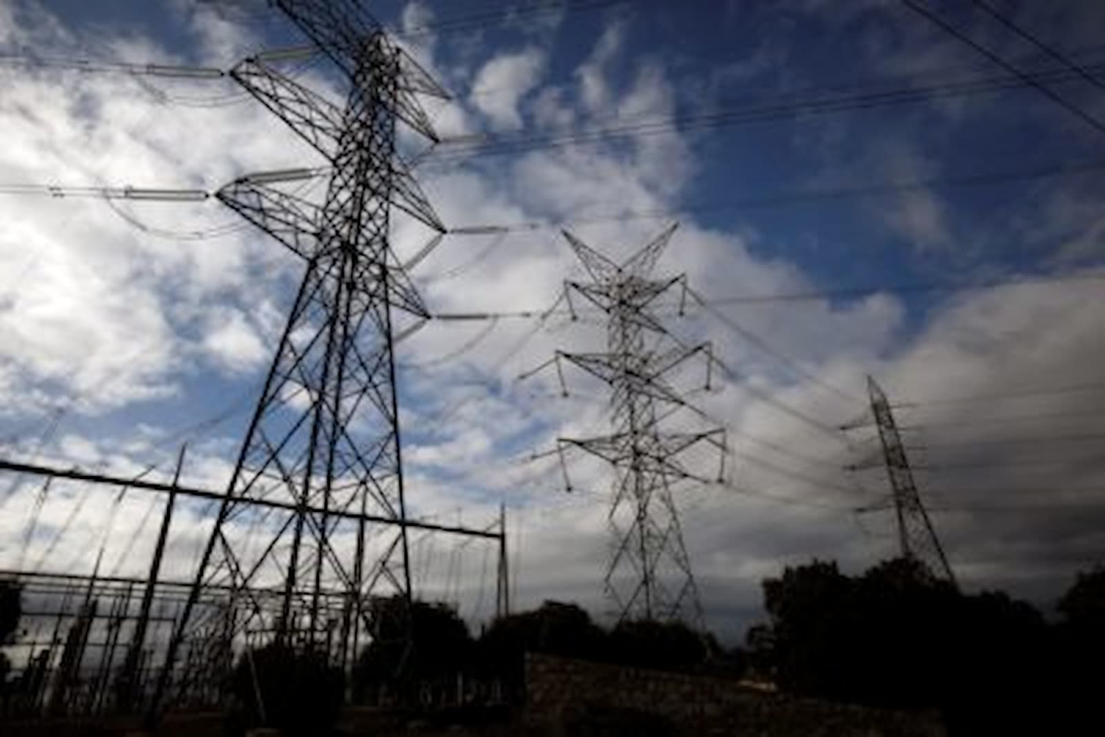 torres de comunicação com o céu como fundo