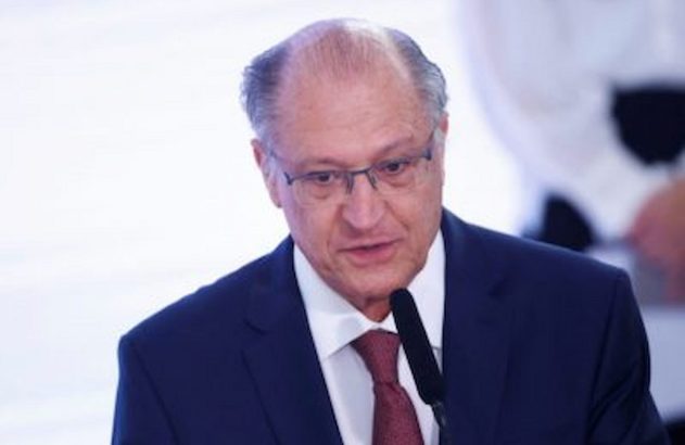 Vice-presidente Alckmin falando ao microfone