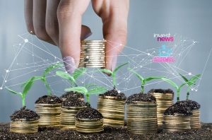 Crescimento financeiro: mão adiciona moedas a pilhas com mudas verdes. Rede digital conecta elementos.