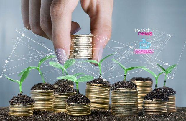 Crescimento financeiro: mão adiciona moedas a pilhas com mudas verdes. Rede digital conecta elementos.