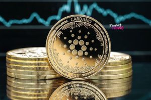 Moedas Cardano douradas empilhadas com um gráfico de mercado azul ao fundo.